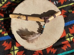 Ceremoniální tepi s peřím