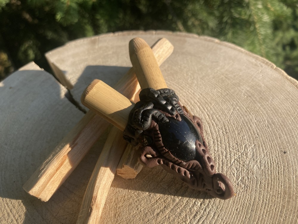 Kuripe s černým onyxem