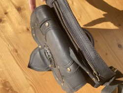 Kožená brašna s labradoritem, stylu listu