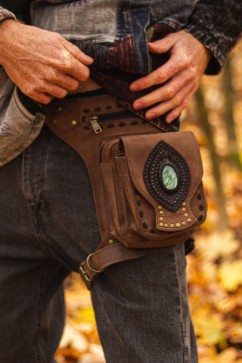 Kožená brašna s labradoritem a popruhem na stehno