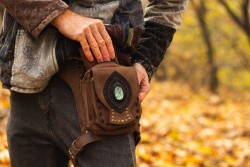 Kožená brašna s labradoritem a popruhem na stehno