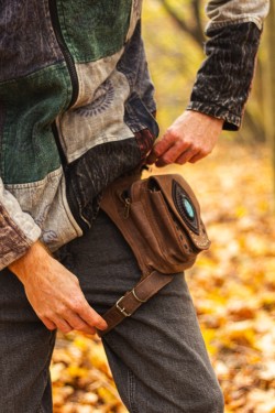Kožená brašna s labradoritem a popruhem na stehno