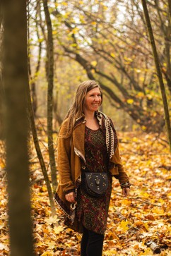 Tmavá kožená brašna s labradoritem, styl kovové tečky