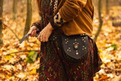 Tmavá kožená brašna s labradoritem, styl kovové tečky