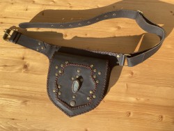 Tmavá kožená brašna s labradoritem, styl kovové tečky