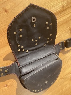 Tmavá kožená brašna s labradoritem, styl kovové tečky