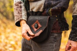 Kožená brašna s labradoritem, styl diamantová šipka