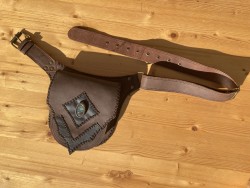 Kožená brašna s labradoritem, styl diamantová šipka