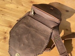 Kožená brašna s labradoritem, styl diamantová šipka