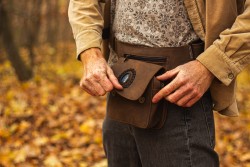 Kožená brašna ručně vyrobená s labradoritovým polodrahokamem, styl casual