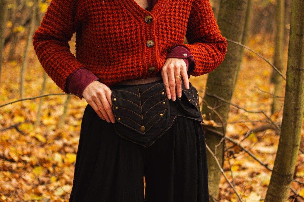 Brašna okolo pasu, dva listy